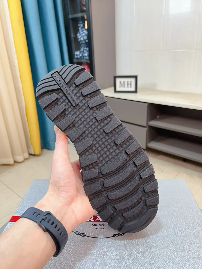 Men's shoes 💰600🌹🌹High-quality new Prada counters are launched simultaneously. The new men's shoes and 😘fabrics are selected from imported mesh and glue-spraying technology. Imported cowhide lining. 👍🏿High-end☄️Open-molded non-slip rubber outsole, exquisite lines, simple and elegant, comfortable and high-end for leisure travel. Code number: 38 to 44